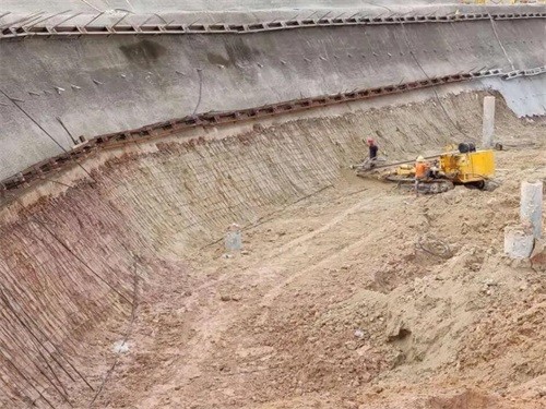 苏尼特右基坑边坡加固